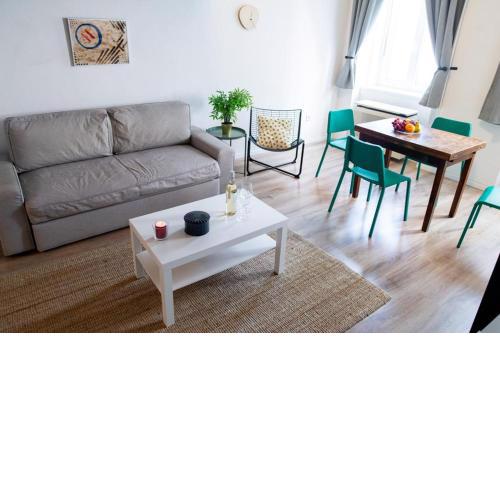 Studio Apartment Next To Famous Party House