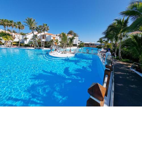 Studio Apartment No 1 directly on the beach and sea, terrace, heated pool, wifi