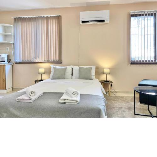 Studio for 4 Guests Next to Mall & Free Parking