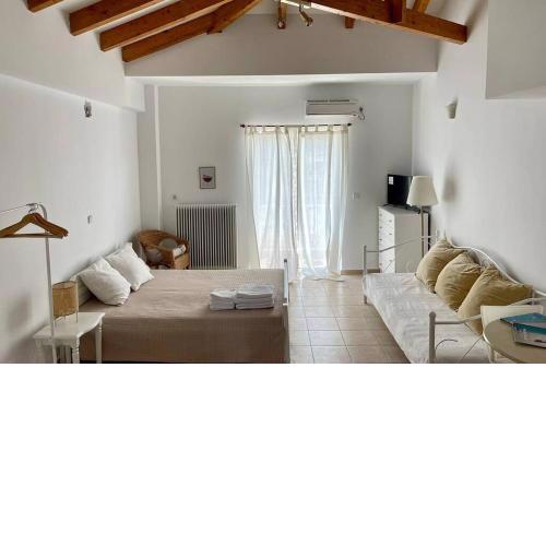 Studio Stay White Room