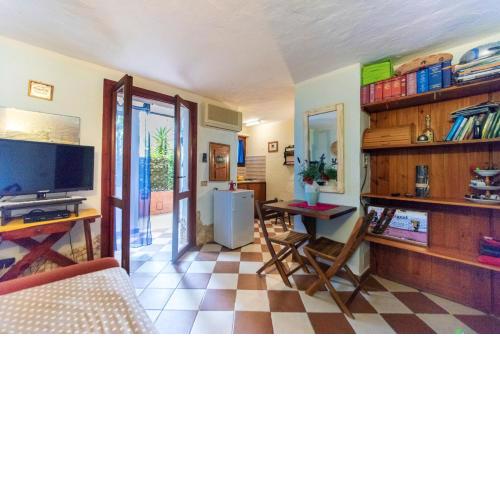Studio with enclosed garden at Case Peschiera lu Fraili 2 km away from the beach