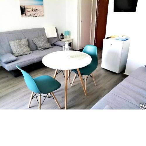 Studio with sea view shared pool and enclosed garden at Benalmadena