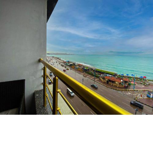 Stunning 3 BED APT Beach front Panoramic View ALEX