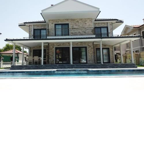 Stunning 4-Bed Villa Grey 4 bedrooms private pool