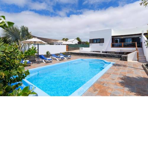 Stunning 4-Bed Villa in Playa Blanca