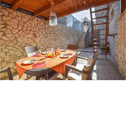 Stunning apartment in Bari with 3 Bedrooms and WiFi