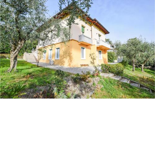Stunning apartment in Gardone Riviera with 1 Bedrooms