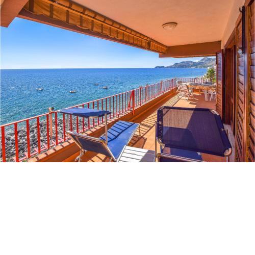 Stunning apartment in Letojanni with WiFi and 2 Bedrooms