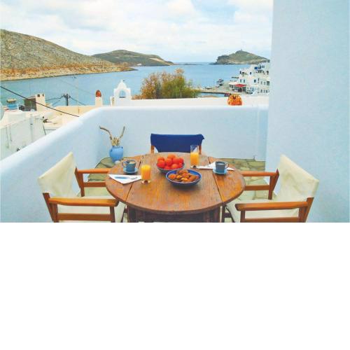 Stunning apartment in Panormos with 3 Bedrooms and WiFi