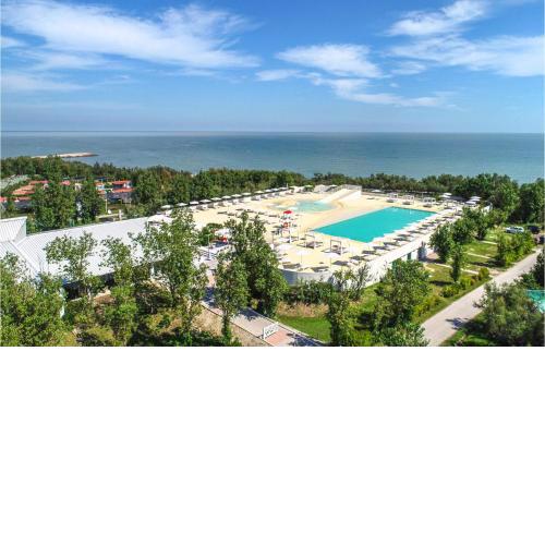 Stunning apartment in Rosolina Mare RO with 2 Bedrooms and Outdoor swimming pool