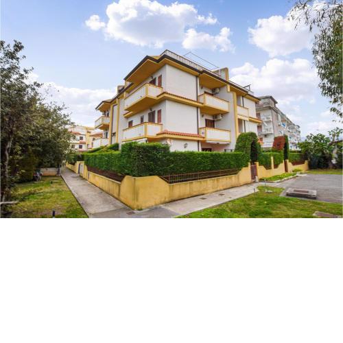 Stunning apartment in Scalea with WiFi and 2 Bedrooms