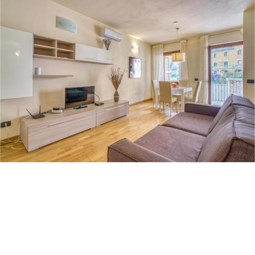 Stunning apartment in Toscolano Maderno with 2 Bedrooms and WiFi