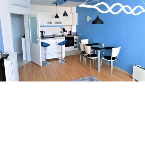 Stunning Beach Apart-Sleeps 5! Pool & Sea views!
