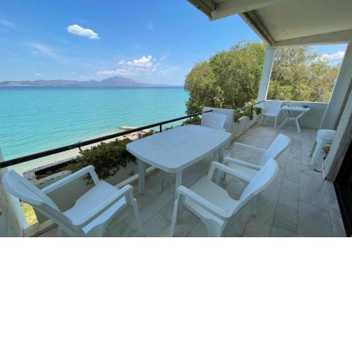 Stunning Beachfront Apartment Strátos