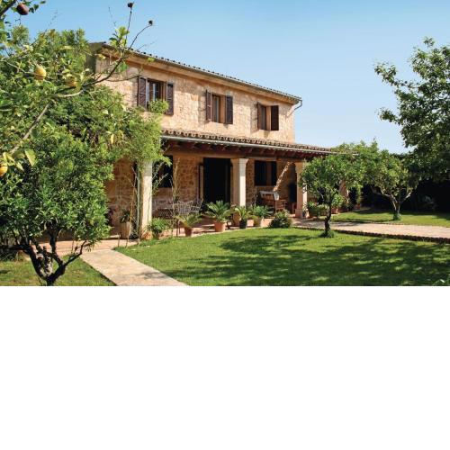 Stunning home in Algaida with 4 Bedrooms, WiFi and Outdoor swimming pool