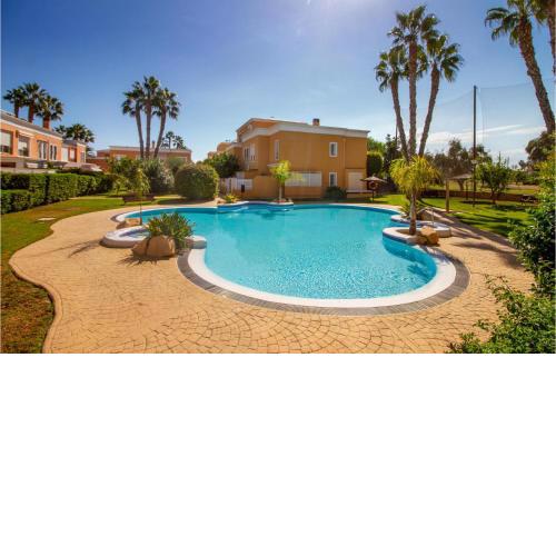 Stunning home in Alicante with 5 Bedrooms and Outdoor swimming pool