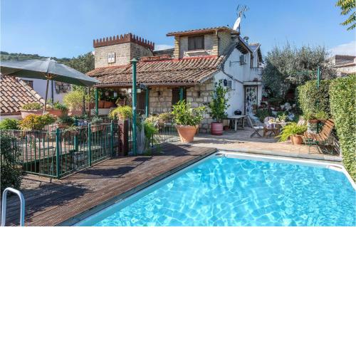 Stunning home in Alvignano with WiFi, 6 Bedrooms and Outdoor swimming pool