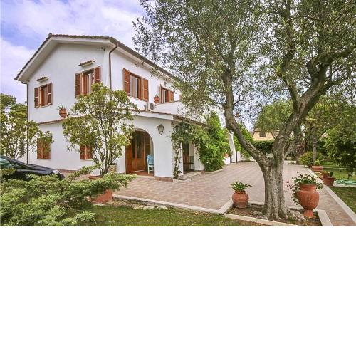 Stunning home in Ardea with 4 Bedrooms and WiFi