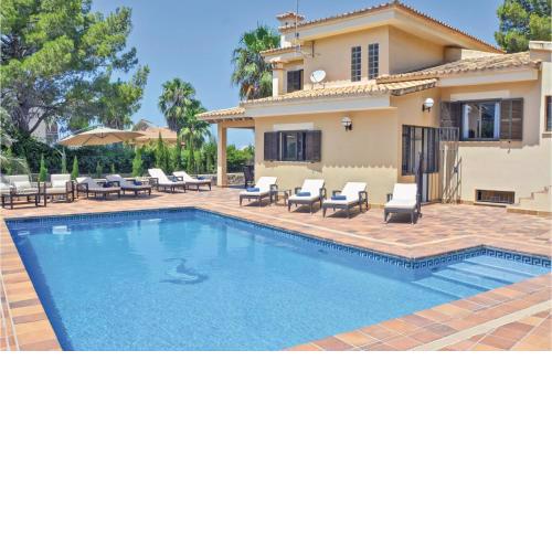 Stunning home in Bahia Azul-Badia Blava with 4 Bedrooms, WiFi and Outdoor swimming pool