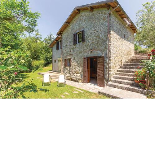 Stunning home in Casoli LU with 2 Bedrooms