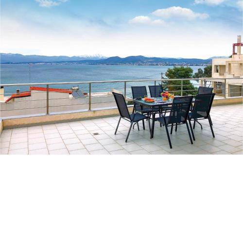 Stunning home in Chalkida with 3 Bedrooms and WiFi