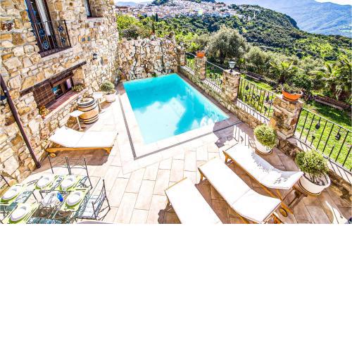 Stunning home in Gaucín with Outdoor swimming pool, WiFi and 3 Bedrooms