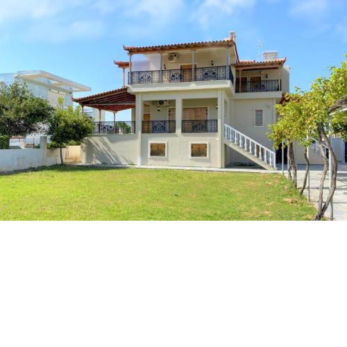 Stunning home in Kato Assos Peloponne, with 5 Bedrooms and WiFi