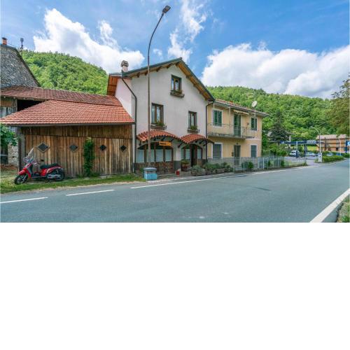Stunning home in Loco di Rovegno with WiFi and 2 Bedrooms