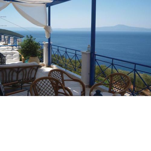 Stunning home in Mantineia Messinia with 3 Bedrooms and WiFi