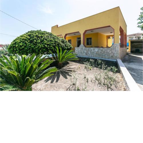 Stunning home in Noto with 2 Bedrooms