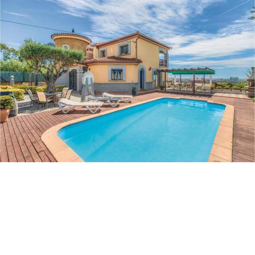 Stunning home in Pineda de Mar with 5 Bedrooms, WiFi and Outdoor swimming pool