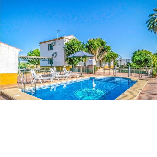Stunning home in Posadas with 5 Bedrooms, Private swimming pool and Outdoor swimming pool