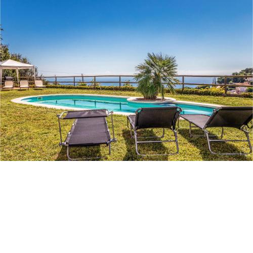 Stunning Home In Sant Cebri De Vallalt With Wifi, 5 Bedrooms And Outdoor Swimming Pool