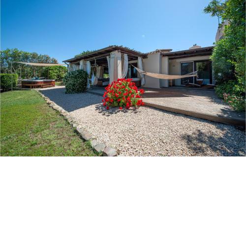 Stunning home in Stintino with Jacuzzi, 2 Bedrooms and WiFi