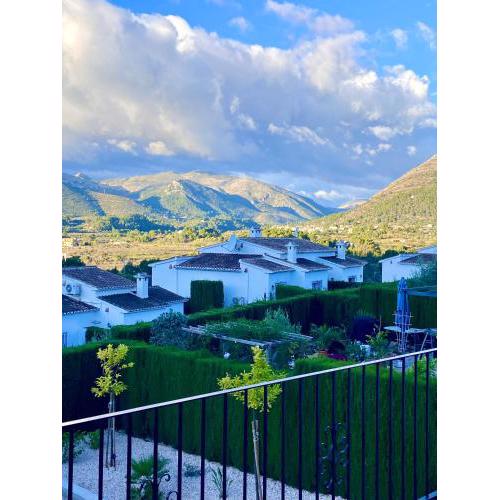 Stunning mountain views! Fabulous communal pool!