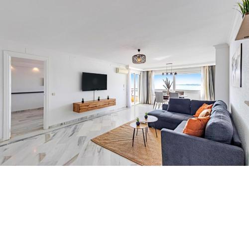 Stunning sea and mountains views close to the beach !