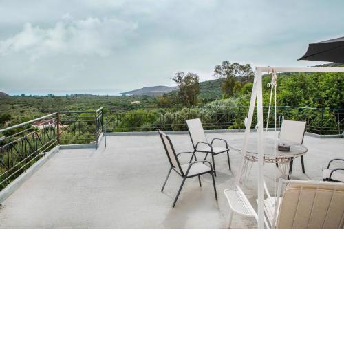 Stunning Views, Spacious Balcony, Mani Family Home
