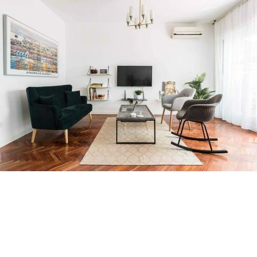 Stylish 3 BR With Private Terrace In City Center