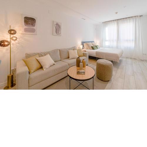 Stylish 4 people studio next to El Rastro by SharingCo