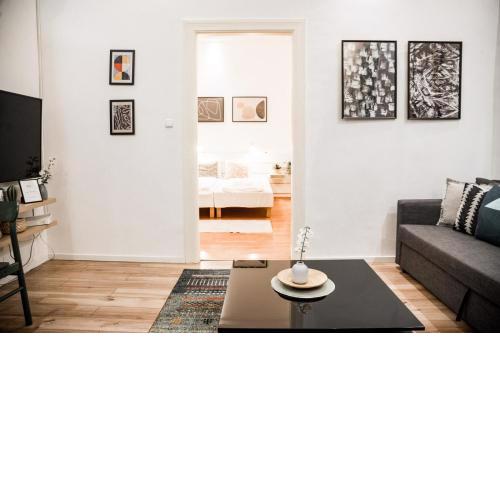 Stylish and Spacious ! Central location Kazincy Netflix