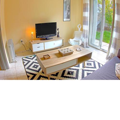 STYLISH CITY CENTER GARDEN APARTMENT