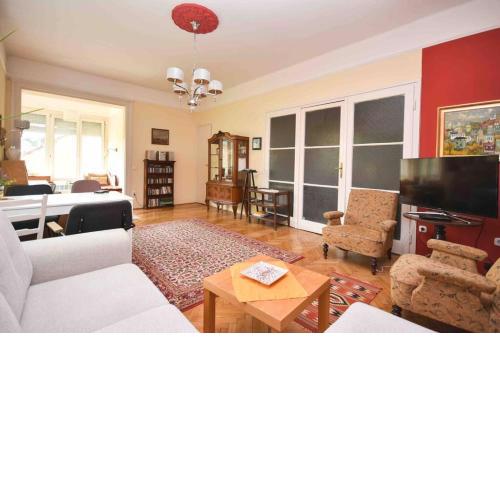 Stylish Flat w Balcony next to the Castle & Metro