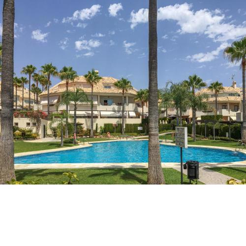 STYLISH TOWNHOUSE IN BEACHFRONT COMPLEX