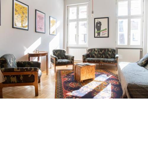 Stylishly redecorated apartment in great location