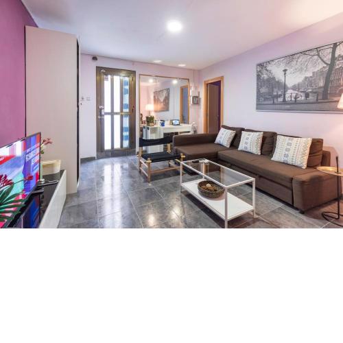 SUBWAY STATION APARTMENT NEAR CAMP NOU