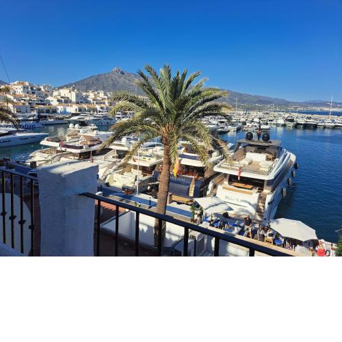 Suite privado 1a linea Puerto Banus. Atico enorme, vistas increibles