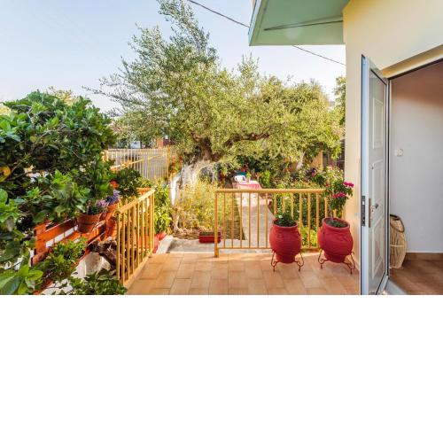 Summer Rose Garden Getaway - A step to the Beach