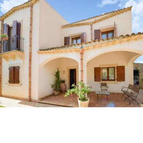 Sun kissed Holiday Home in Salemi with Garden