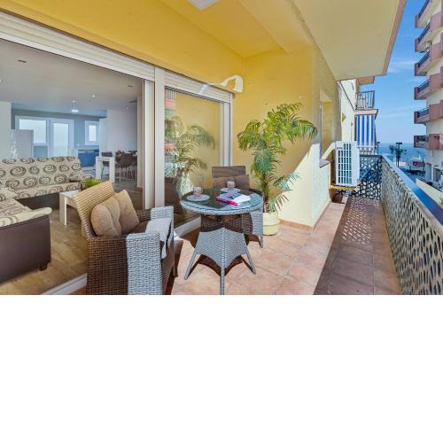 Sun&Life Center BeachTerrace Seaviews WIFI 3 BR