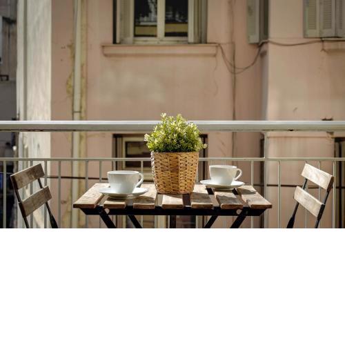 Sunny all day apartment near Athens city center
